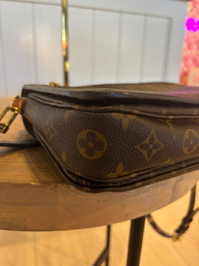Monogram Louis Vuitton Pochette Metis