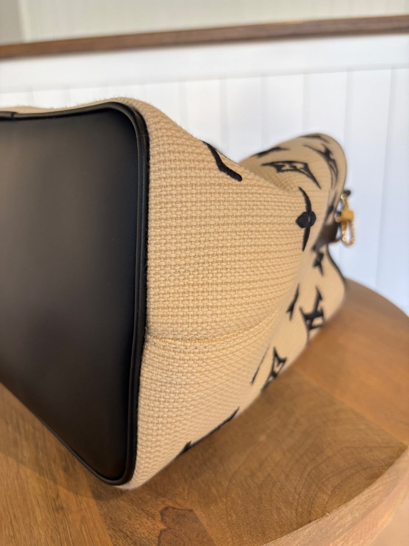 Limited Edition Louis Vuitton Neo Noe MM Noir