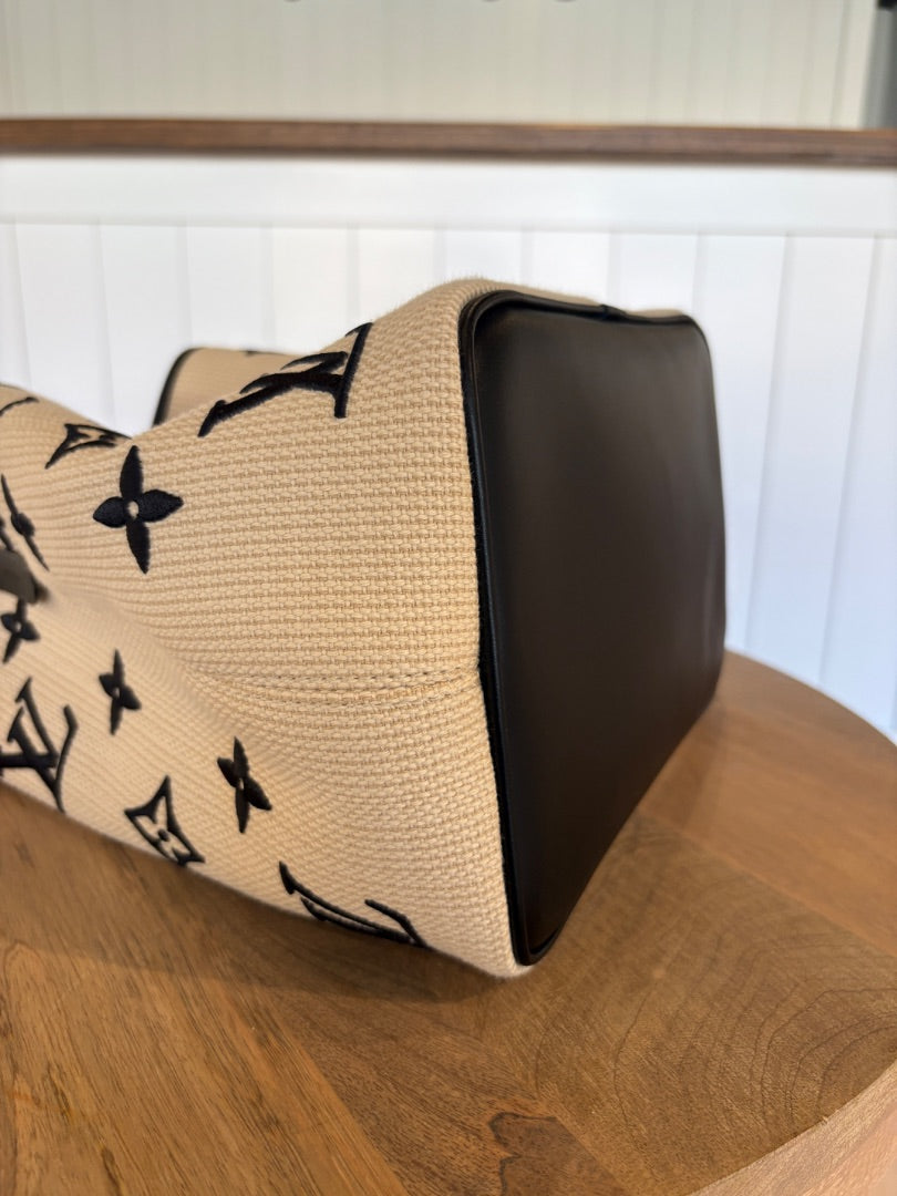 Limited Edition Louis Vuitton Neo Noe MM Noir