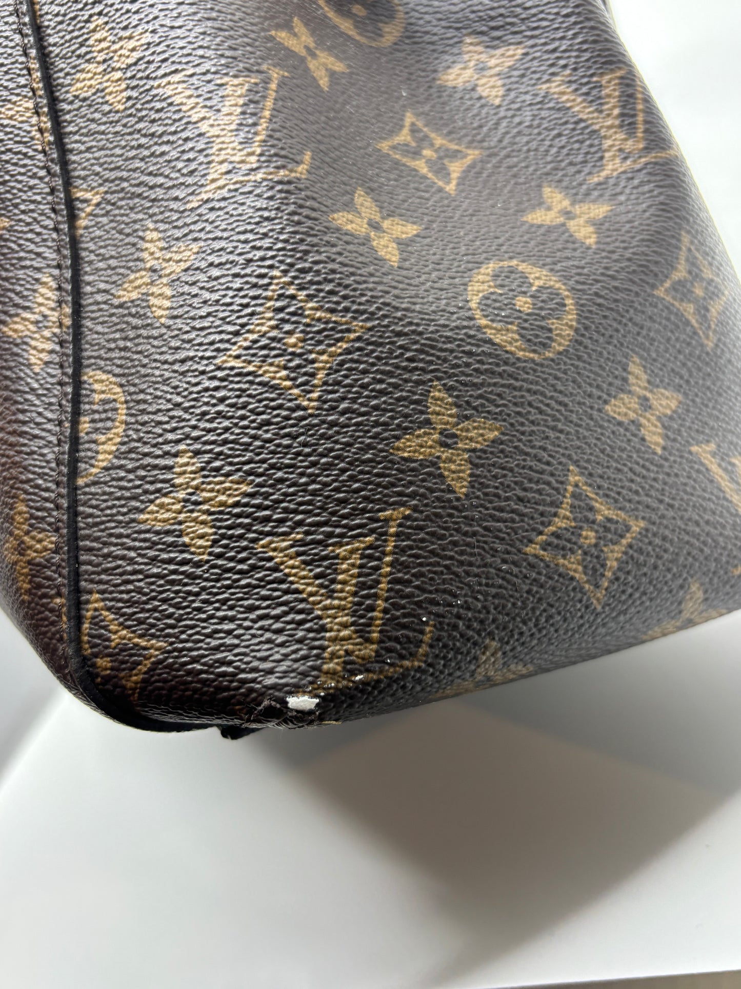 Monogram Louis Vuitton Montaigne, MM