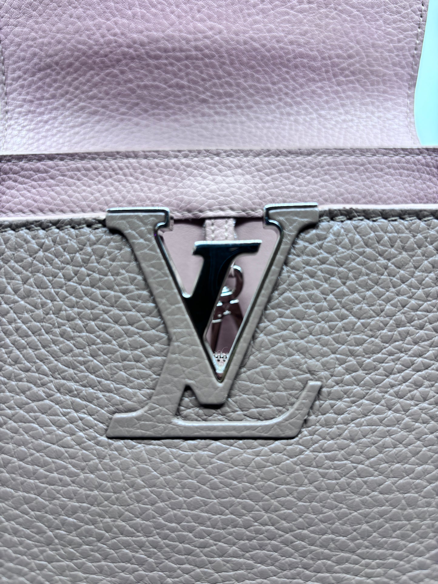 Beige Louis Vuitton Capucines, MM