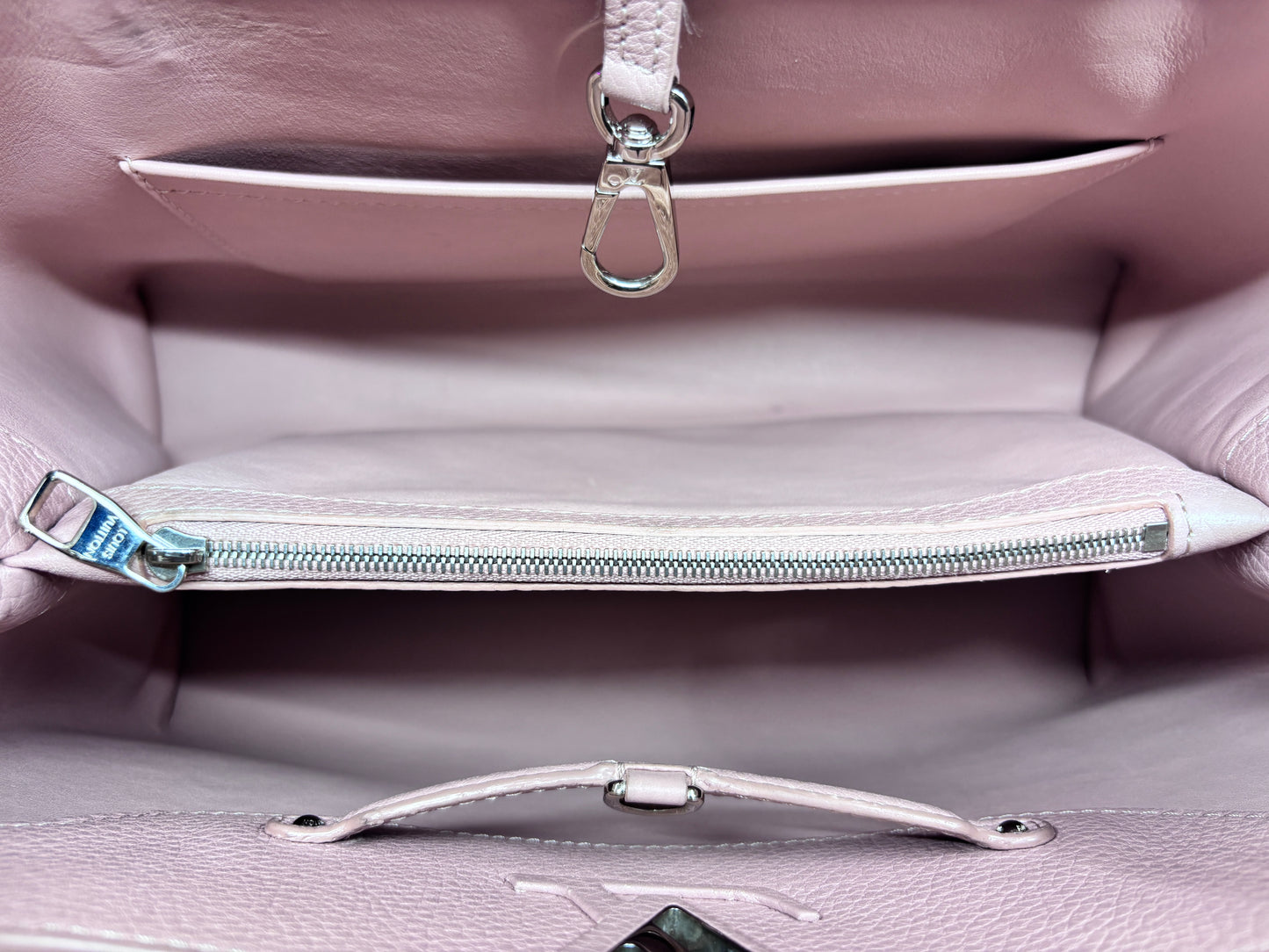 Beige Louis Vuitton Capucines, MM