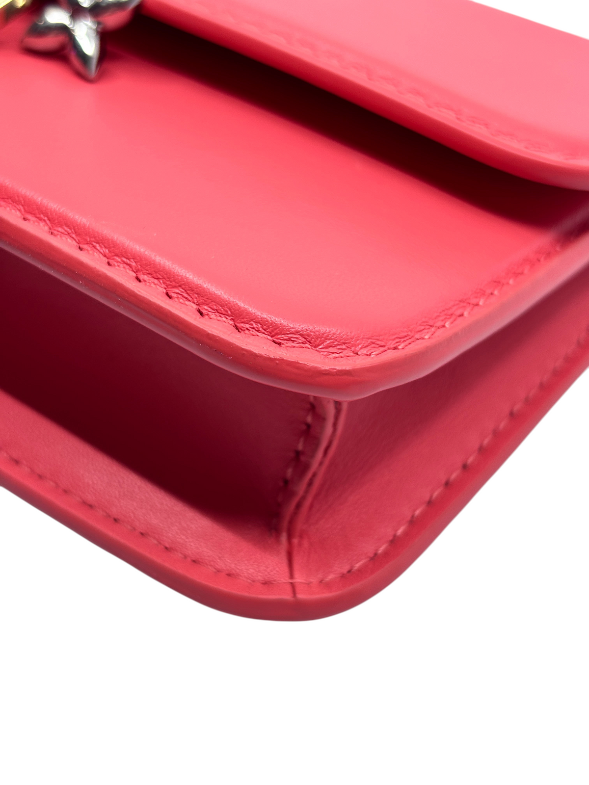 Posh Purse Co. pink Louis Vuitton Bloom Wallet on Chain featuring smooth leather and precise stitching details.
