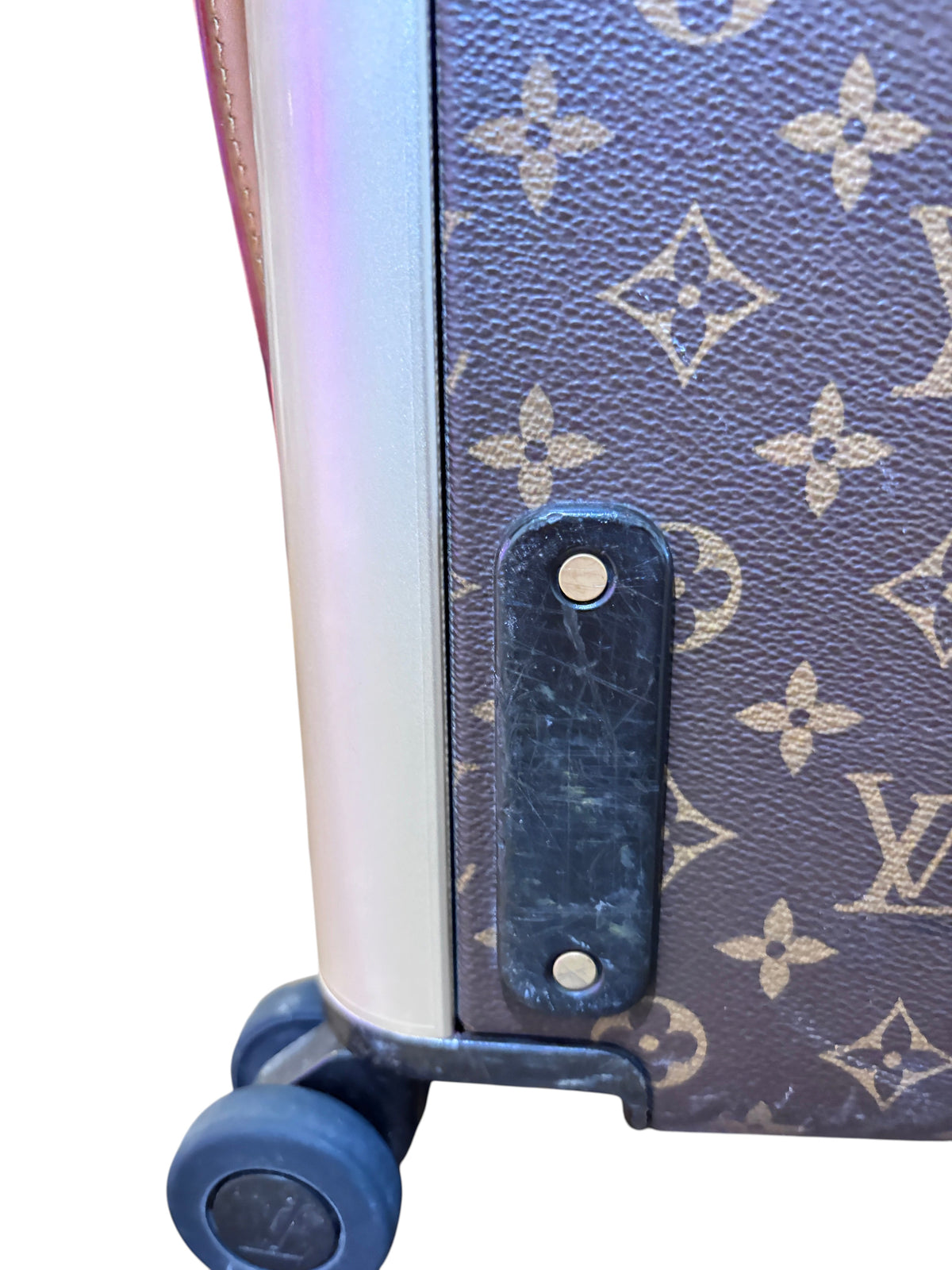 Posh Purse Co Louis Vuitton Horizon 55 suitcase in brown monogram canvas with metallic trim and rolling wheel detail