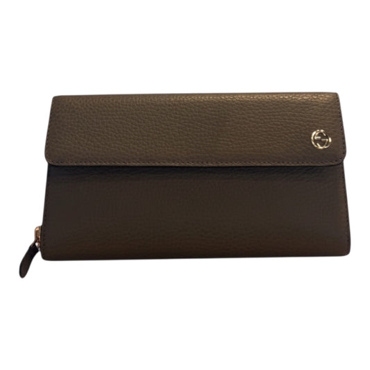 Posh Purse Co grey pebbled leather Gucci wallet with gold GG logo detail. Brand new in box.