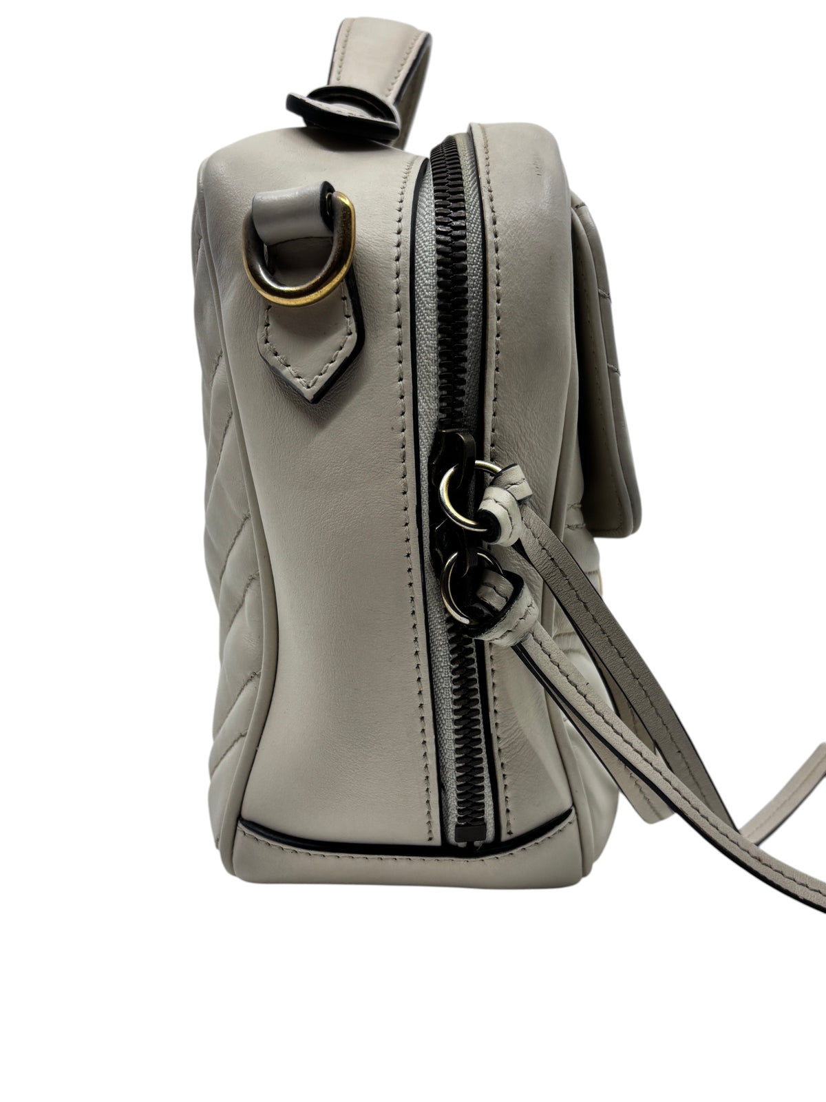 Posh Purse Co Gucci GG Marmont camera bag in light grey quilted leather with side view of zipper and strap hardware