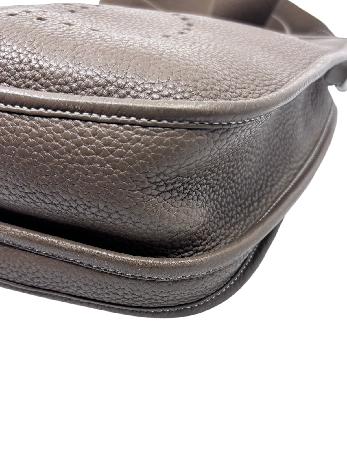 Posh Purse Co. preloved Hermès Evelyne PM bag in etoupe Taurillon Clemence leather with signature pebbled texture.