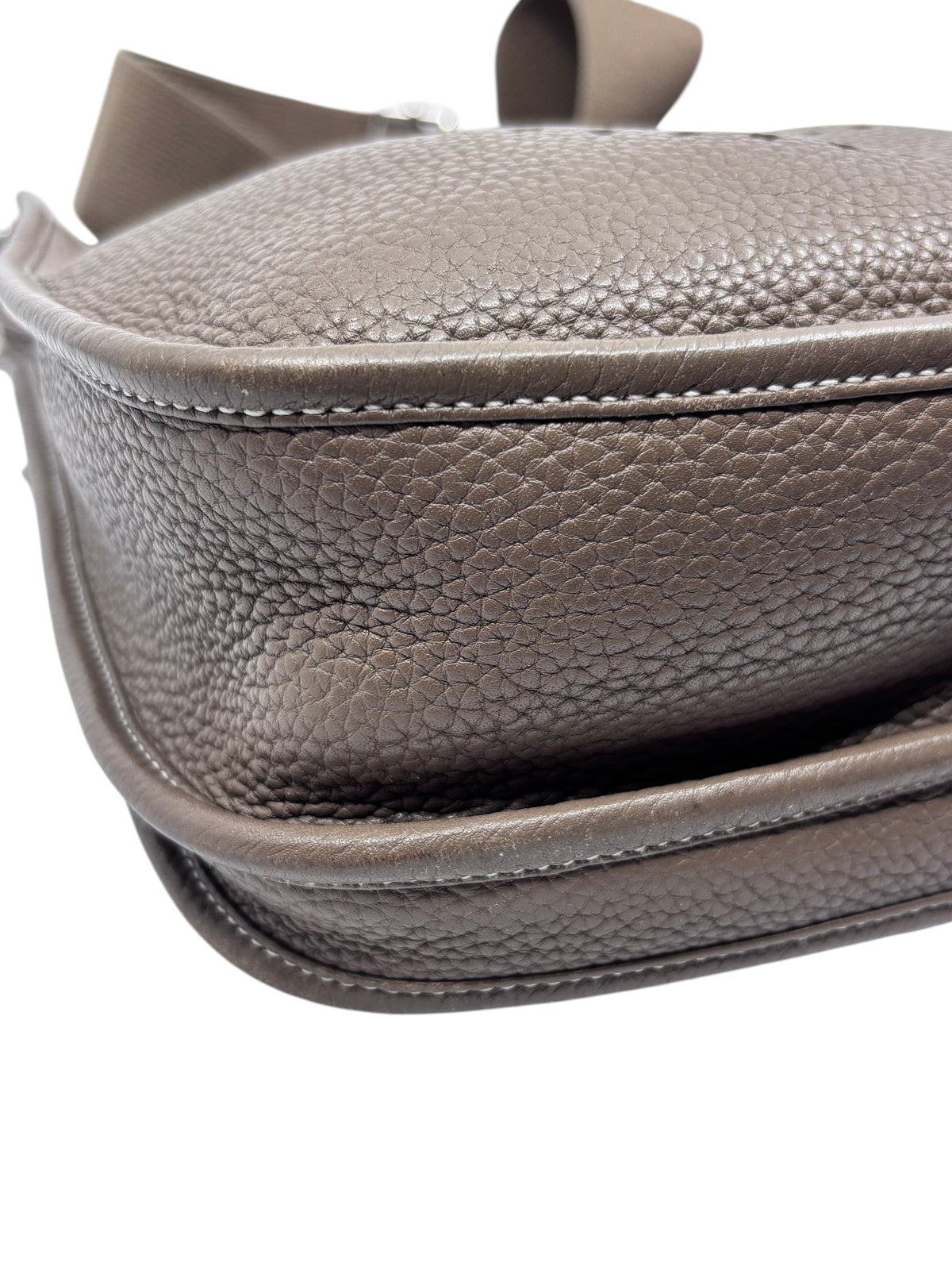Posh Purse Co. Hermès Evelyne PM bag in etoupe Taurillon Clemence leather with detailed pebbled texture and stitching
