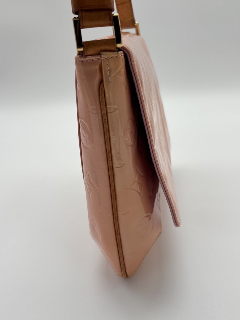 Posh Purse Co Louis Vuitton Vernis Thompson shoulder bag in glossy pink patent leather with embossed monogram.
