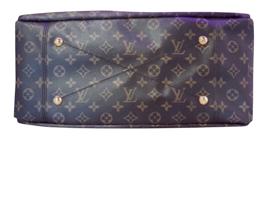 Posh Purse Co Louis Vuitton Artsy MM monogram canvas hobo bag bottom with gold-tone protective feet.